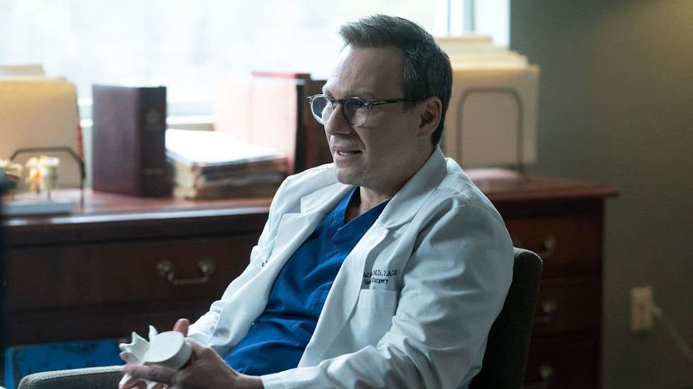 Na série, Christian Slater é Randal Kirby, um dos médicos que lutou contra Christopher Duntsch: "O sistema permitiu que existisse e continuou a empurrá-lo para a frente, para não ter de lidar com o problema", diz