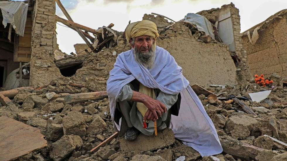 epa10028876 People affected by earthquake wait for relief in Gayan village in Paktia province, Afghanistan, 23 June 2022. More than 1,000 people were killed and over 1,500 others injured after a 5.9 magnitude earthquake hit eastern Afghanistan before dawn on 22 June, Afghanistan&#039;s state-run Bakhtar News Agency reported. According to authorities the death toll is likely to rise.  EPA/STRINGER