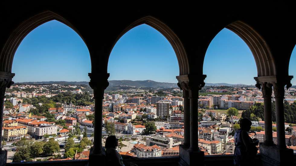 Concentradas no Largo da República, em Leiria, as pessoas exibiam cartazes, realçando que o "Direito à habitação está consagrado na Constituição"