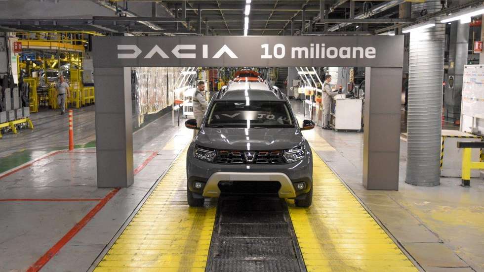 O primeiro Duster dos sete zeros à saída da linha de montagem. A Dacia já produziu mais de 10 milhões de carros