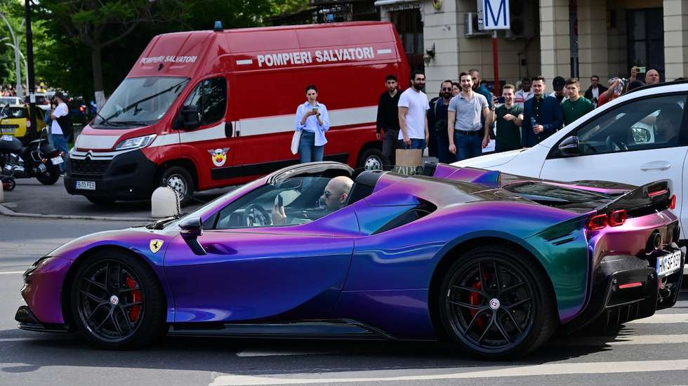 O influencer britânico-americano Andrew Tate a conduzir um Ferrari SF90 Stradale em Bucareste, em 2024