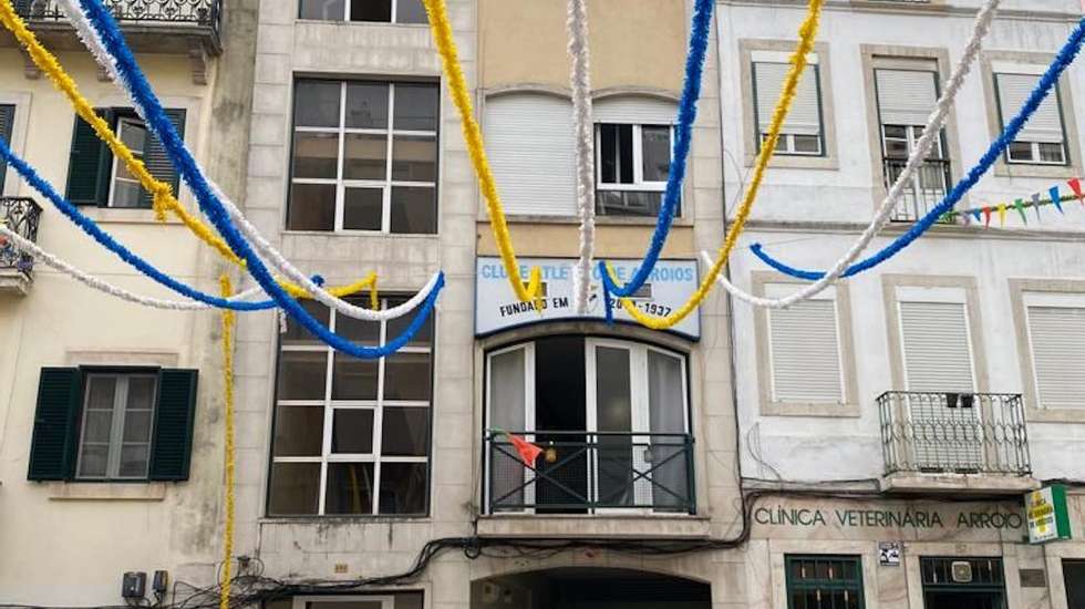 Mesquita está localizada na Rua Maria Andrade e ocupa o piso térreo e a cave de um prédio