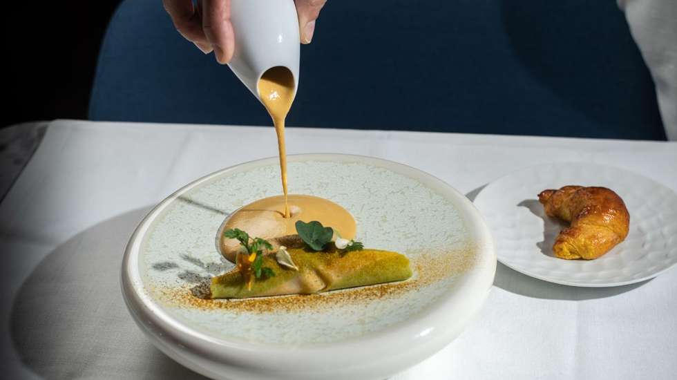 Ravioli de abóbora do Brasil com queijo de cabra, elaborado com o savoir-faire francês.
