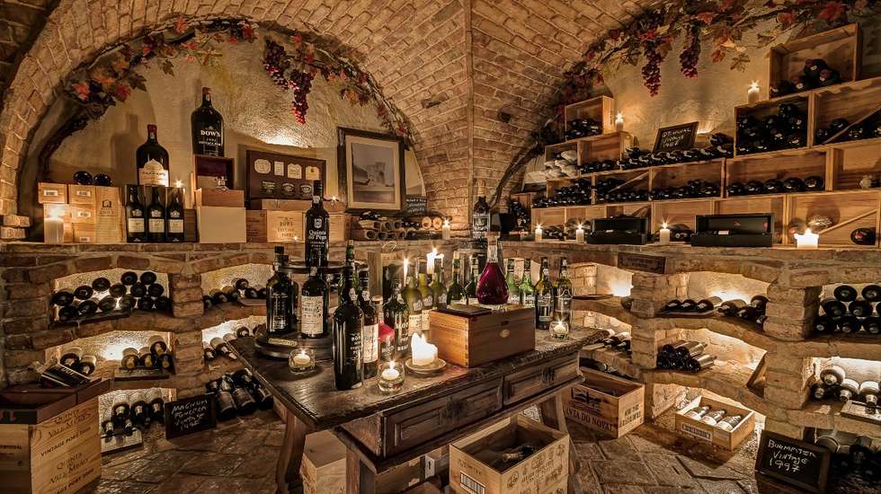 O jantar do Dia da Mulher do Vila Vita Parc vai decorrer na Cave de Vinhos do resort, onde os tijolos de barro guardam uma coleção de 11 mil garrafas