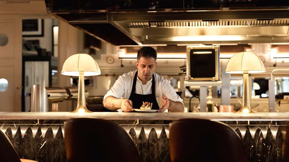 Chef Filipe Carvalho na cozinha do JNcQUOI Avenida