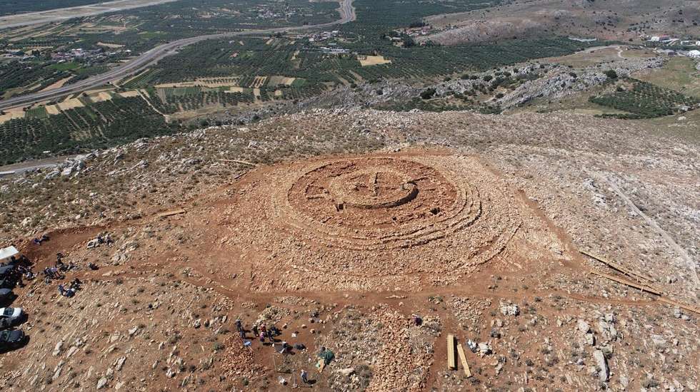 Apesar das promessas de proteção do monumento, a construção mantém-se, levantando várias preocupações por parte dos residentes