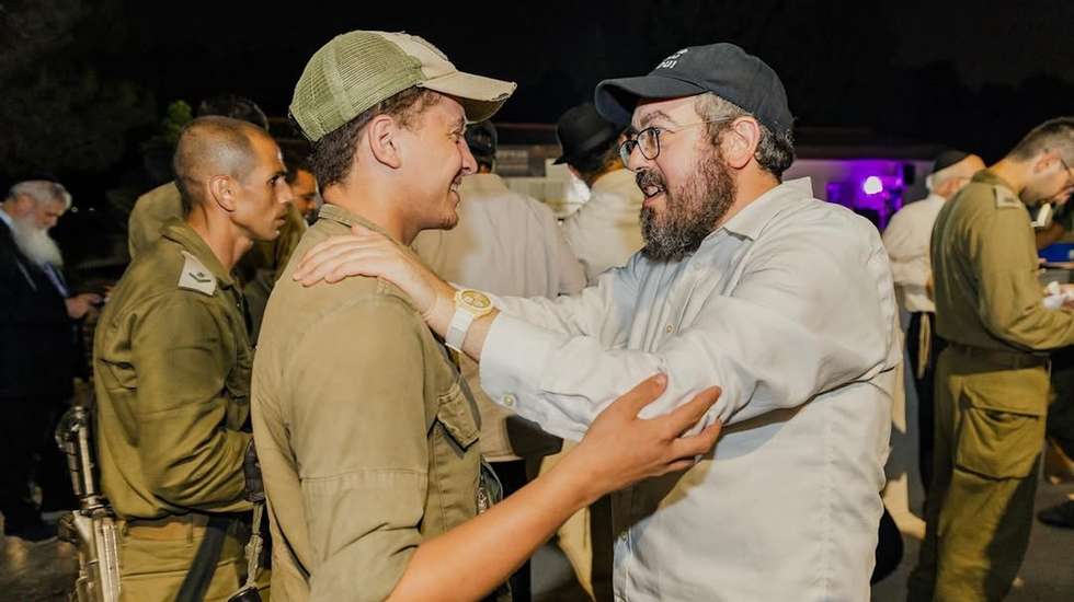 Em outubro de 2023 o rabino Eli Schlanger esteve na linha de frente e cumprimentou soldados das IDF