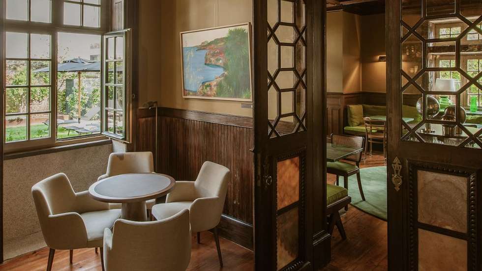 Das tangerinas da infância às lulinhas da taberna, avivar memórias de outros tempos é um dos pilares de um menu que também quer criar novas recordações para o futuro. Também o edifício do novo hotel soma 120 de história, agora reabilitada