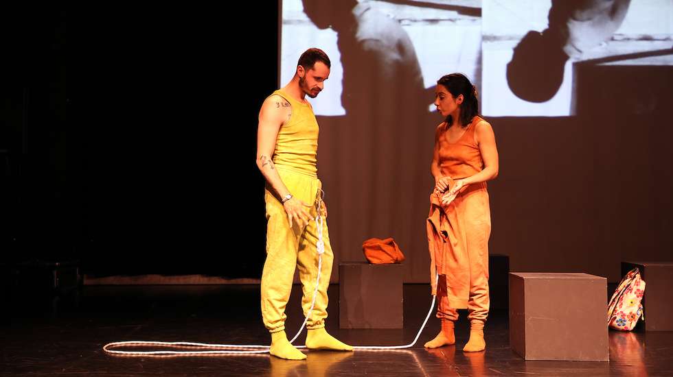 "Oxímoro, entre Solstícios e Equinócios" é a mais recente produção de uma companhia que se distingue pelo cruzamento entre artes performativas e ciência e pela criação colaborativa