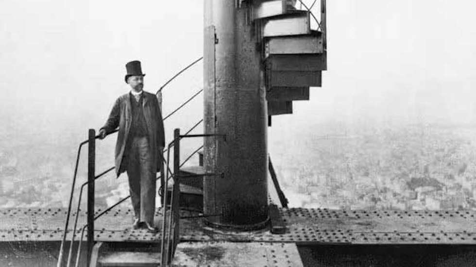 Gustave Eiffel em 1889 no troço das escadas da Torre Eiffel que será vendido