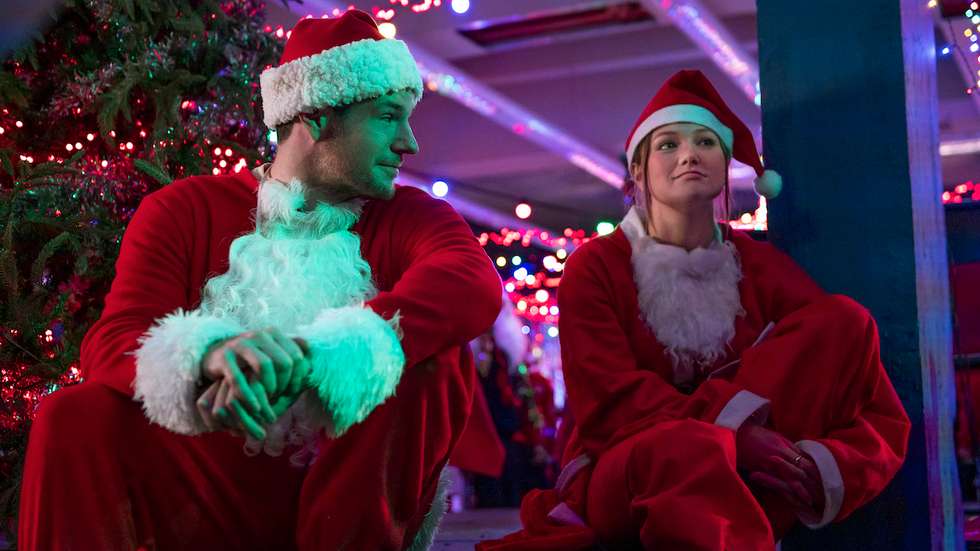 Connor Swindells e Olivia Holt em "Feliz Natal e um Próspero Assalto", que já está disponível na Netflix