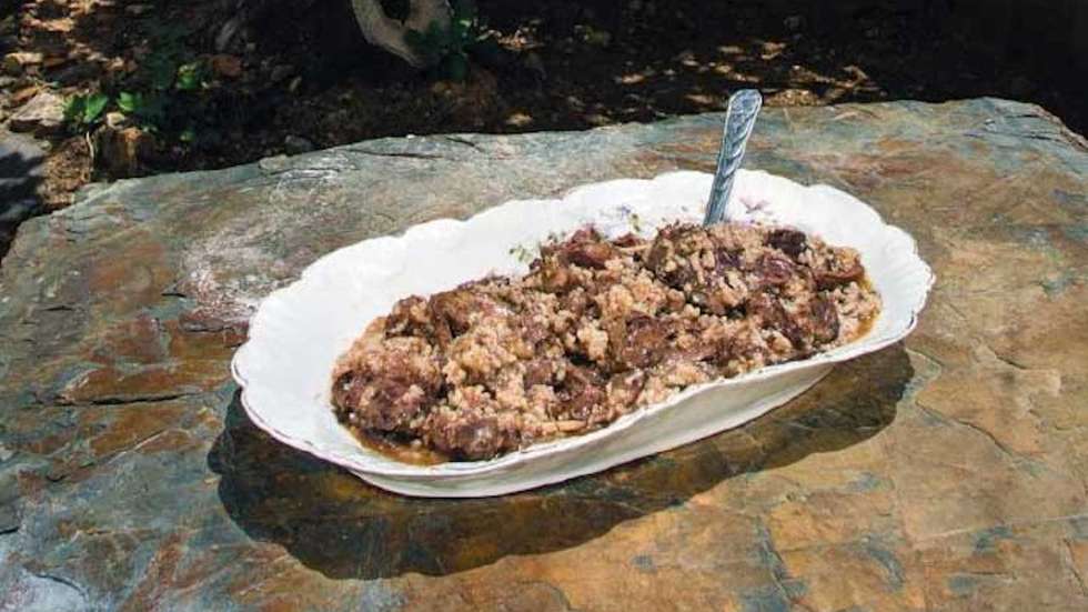 As fotografias de Valter Vinagre conferem máxima dignidade, nos cenários de uma vida doméstica partilhada, como só a mesa permite