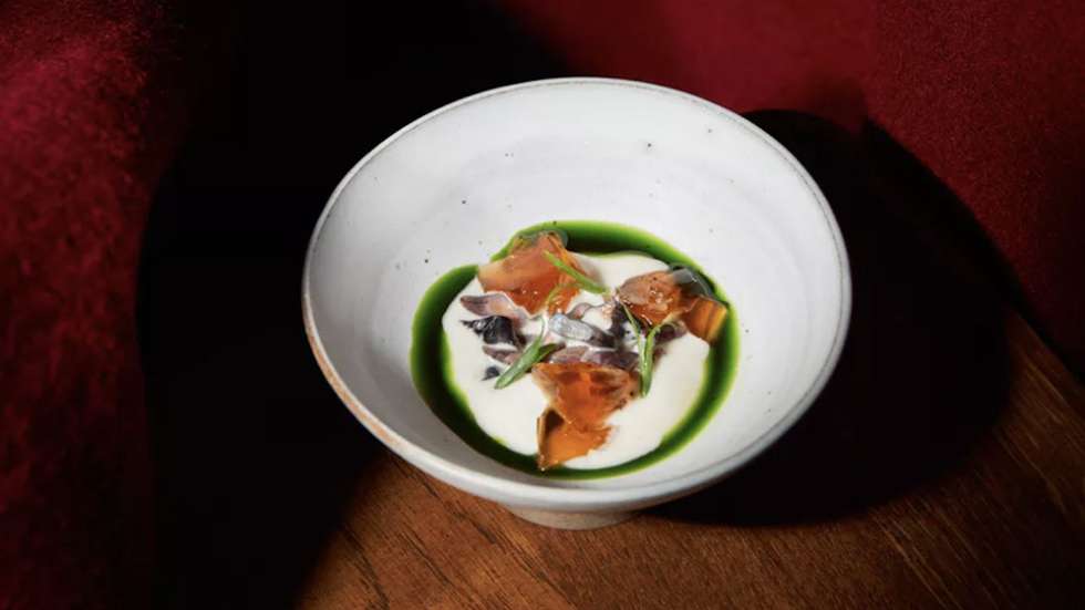 "O bacalhau é uma das das nossas maiores importações. Lidamos com isso mas não só. E tentamos misturar ambas as culturas na nossa comida e no nosso menu.", explicou o chef quando subiu ao palco da gala em Helsínquia © David Torch/ Bar Amour