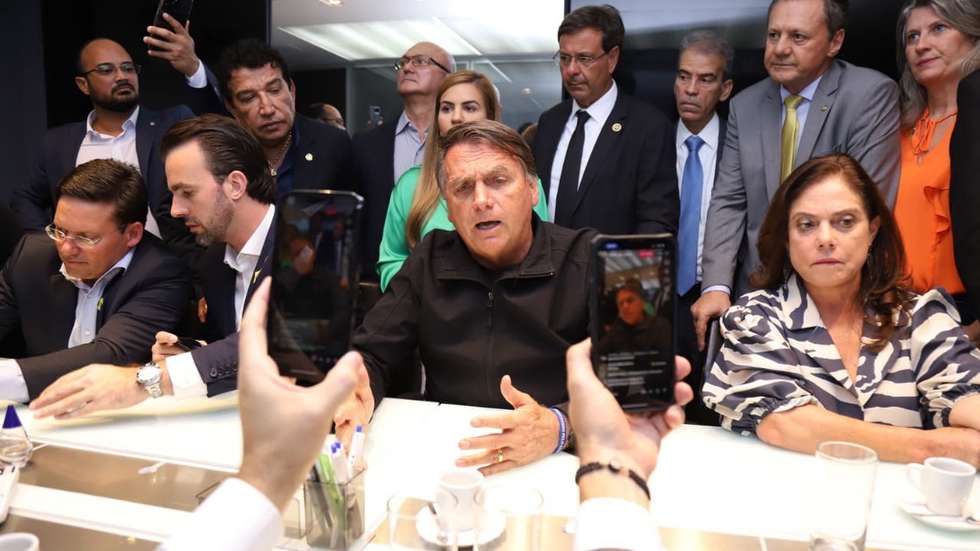 epa10550876 A handout photo made available by the Liberal Party shows Brazilian former President Jair Bolsonaro (C) during a statement at the headquarters of his political group in Brasilia, Brazil, 30 March 2023. Bolsonaro, who returned to Brazil on 30 March after spending three months in the US, sent a first message to the government of Luiz Inacio Lula da Silva and said that 'he is not going to do what he wants with the future of the nation'.  EPA/LIBERAL PARTY/HANDOUT  HANDOUT EDITORIAL USE ONLY/NO SALES