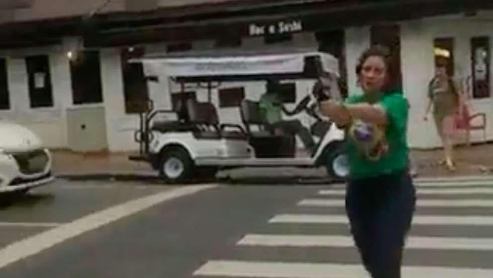 Carla Zambelli arma