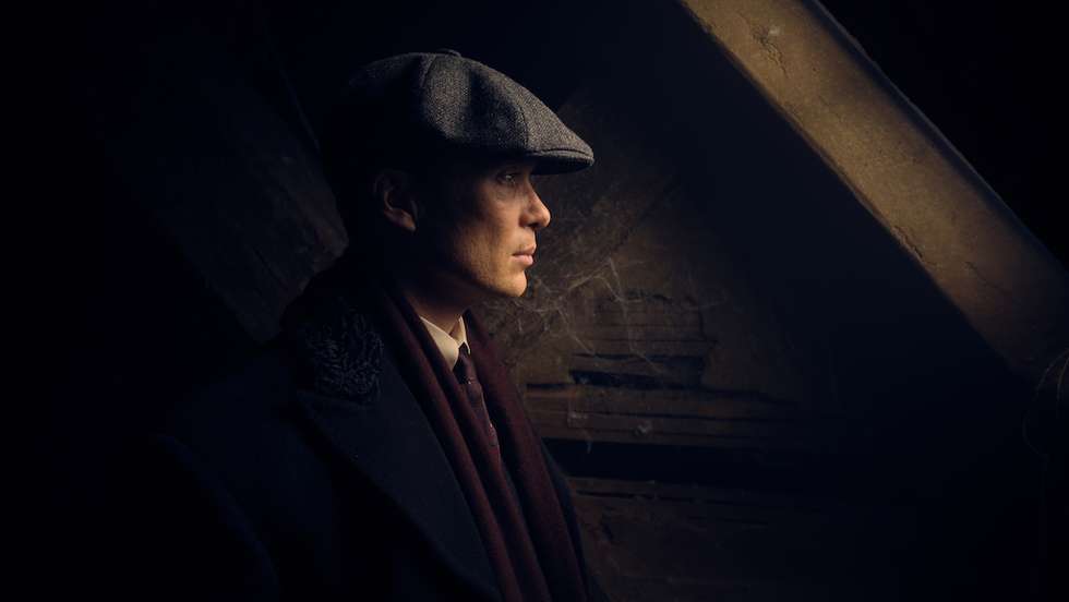 Se já andamos nesta viagem com “Peaky Blinders” desde 2013, sabemos que nada do que parece expectável se verifica. Além disso, já se sabe que há um filme a caminho, que o criador Steven Knight já disse planear começar a filmar em 2023 — logo, matar Tommy agora seria dar um tiro nos dois pés.