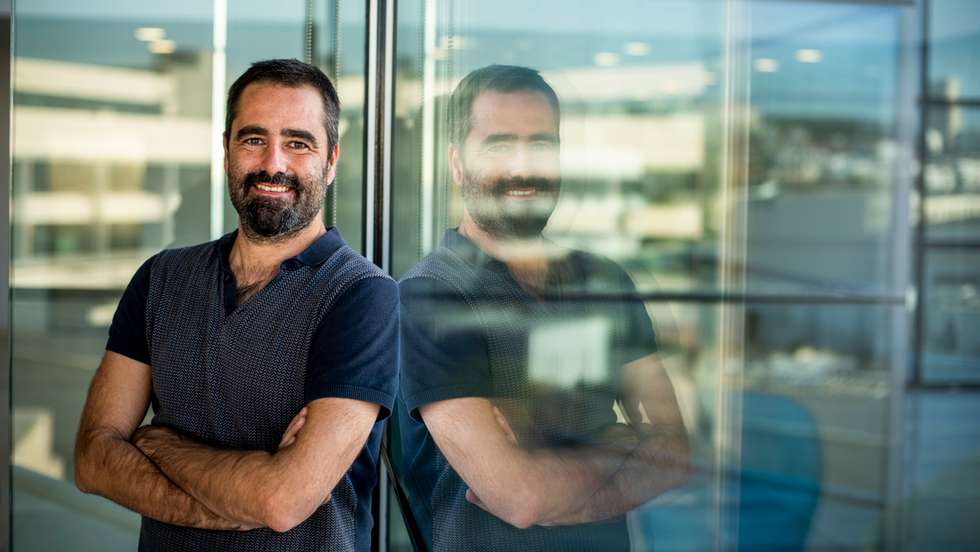 Licenciado em Ciências Farmacêuticas, João Marques concluiu o mestrado em microbiologia e o doutoramento em neurociências na Fundação Champalimaud – onde desenvolve investigação num segundo pós-doutoramento, depois do primeiro concluído na Universidade de Harvard (EUA)
