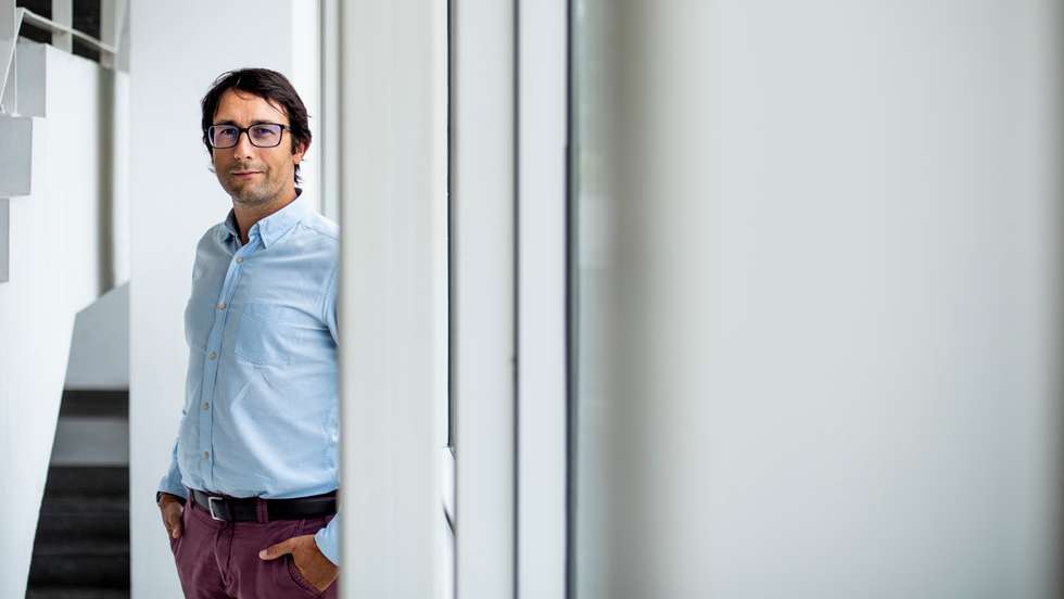 Licenciado em Bioquímica pela Faculdade de Ciências da Universidade do Porto, Cláudio Franco doutorou-se na Universidade Paris VII e concluiu o pós-doutoramento no London Research Institute. Investigador do Instituto de Medicina Molecular João Lobo Antunes (iMM), irá em breve assumir a vice-direção do Católica Biomedical Research Centre