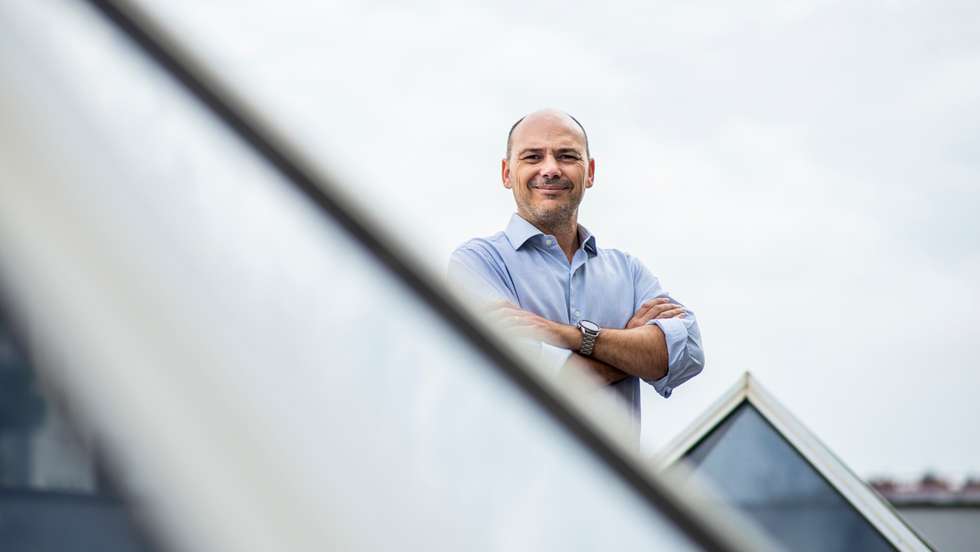 Licenciado em Medicina e com um doutoramento em Imunologia da Transplantação pela Universidade de Oxford, no Reino Unido, Luís Graça é investigador do iMM, vice-diretor da Faculdade de Medicina da Universidade de Lisboa e coordenador-adjunto da Comissão Técnica de Vacinação contra a COVID-19 da DGS