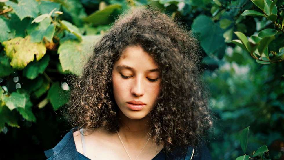 Ana (interpretada por Ana Cabral) é o eixo central de um filme que se desenvolve em redor das dores de crescimento, da consciência sexual e da insularidade de um mundo que quer ser maior