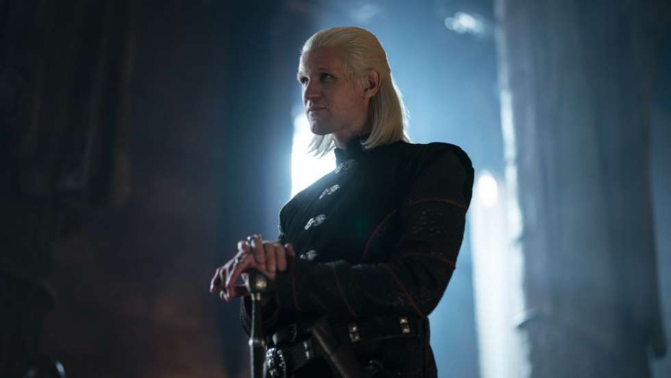 “Game Of Thrones” acontecia em todo o lado, havia diversos e diferentes elementos. ‘House Of The Dragon” concentra tudo no continente de Westeros e numa só família, os Targeryen.