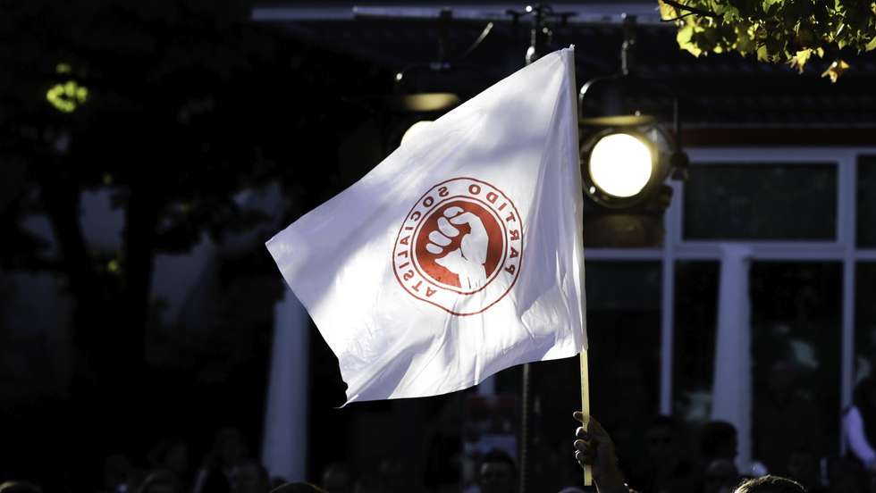 Uma bandeira do Partido Socialista durante uma ação de campanha do candidat do PS à Câmara da Guarda, Eduardo Brito, no Jardim José Lemos, Guarda, 17 de setembro de 2017. PAULO NOVAIS/LUSA