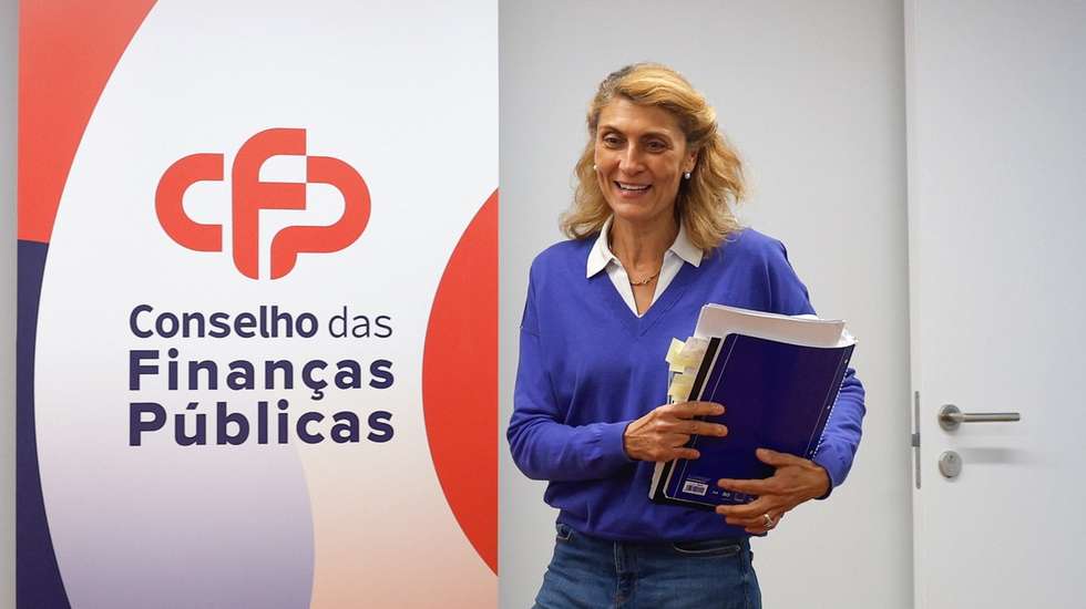 A presidente do Conselho das Finanças Públicas, Nazaré da Costa Cabral, à chegada para a conferência de imprensa sobre a publicação do relatório "Perspetivas Económicas e Orçamentais 2026-2030", em Lisboa, 15 de abril de 2026. ANTÓNIO PEDRO SANTOS/LUSA
