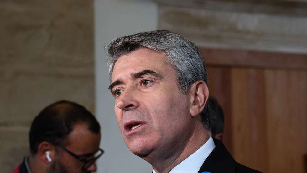 O secretário-geral do Partido Socialista (PS), José Luis Carneiro, fala aos jornalistas no final da cerimónia de posse dos orgãos autárquicos de Coimbra onde Ana Abrunhosa foi empossada como presidente da câmara, no Convento São Francisco, Coimbra, 4 de novembro de 2025. PAULO NOVAIS/LUSA