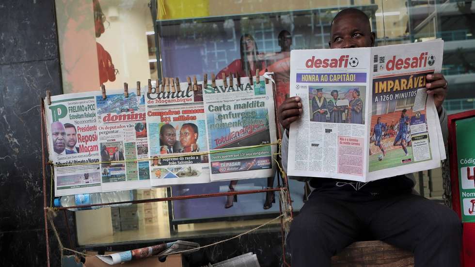 Um ardina lê um jornal enquanto espera por clientes, em Maputo, Moçambique, 03 de novembro de 2025. Ardinas de Maputo, na capital moçambicana, viram a venda de jornais a “baixar” depois da pandemia da covid-19, com a internet a “matar o negócio”, chegando a passar um dia sem vender um exemplar. (ACOMPANHA TEXTO DA LUSA DE 10 DE NOVEMBRO DE 2025). LUÍSA NHANTUMBO/LUSA