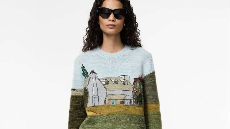 Além da imagem real, os designs são enriquecidos com o icónico House Check, refrescado através de uma paleta verde criada exclusivamente para a coleção e apresentado em toda a roupa de exterior, cachecóis de caxemira, forros e acessórios de seda.