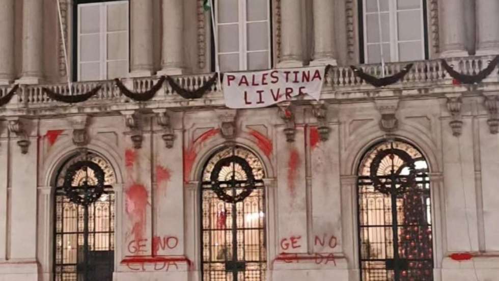 "É a vandalização de princípios da democracia no seu estado mais puro” diz Moedas sobre a fachada pintada