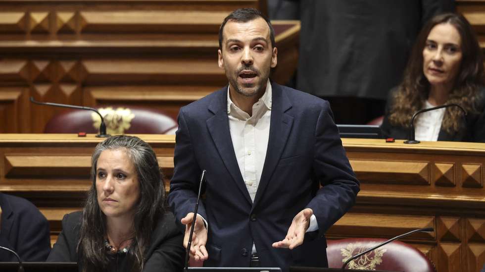 O deputado e co-porta-voz do Livre Jorge Pinto, intervém durante a sessão plenária, na Assembleia da República, em Lisboa, 30 de setembro de 2026. JOÃO RELVAS/LUSA
