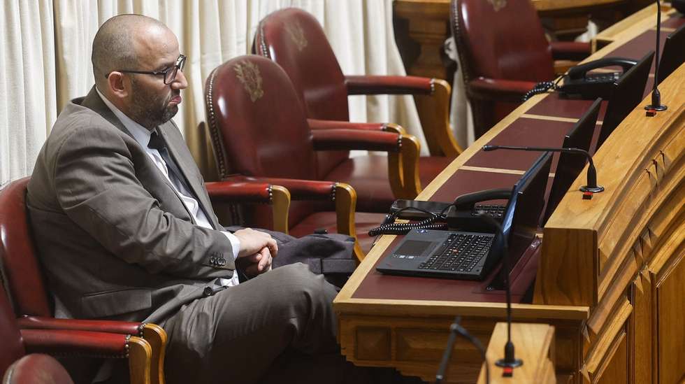 O deputado eleito pelo Chega (CH) e agora não inscrito, Miguel Arruda, durante a sessão plenária na Assembleia da República, em Lisboa, 24 de janeiro de 2025. Miguel Arruda é suspeito de ter furtado malas dos aeroportos de Lisboa e Ponta Delgada. ANTÓNIO PEDRO SANTOS/LUSA