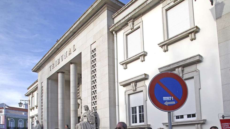 Alguns populares concentraram-se junto ao tribunal de Beja