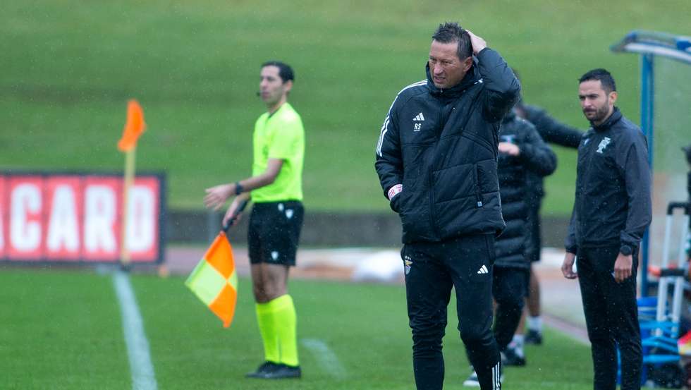 Roger Schmidt enalteceu jogo das duas equipas em Angra do Heroísmo num dia com muita chuva e vento nos Açores