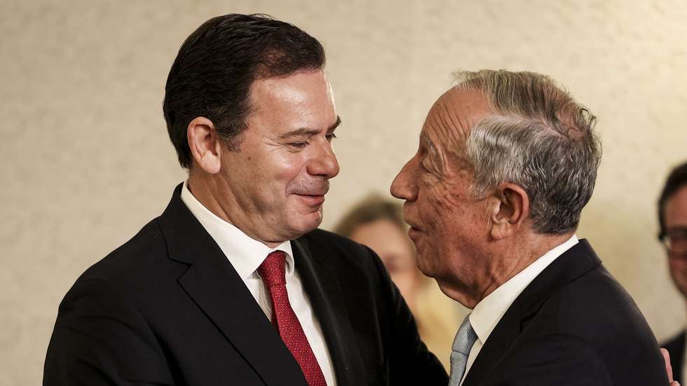 O Presidente da República, Marcelo Rebelo de Sousa (D), recebe os cumprimentos do primeiro-ministro, Luís Montenegro (E), durante a cerimónia de apresentação dos cumprimentos de Natal do Governo ao Presidente da República, no Palácio de Belém em Lisboa, 18 de dezembro de 2024. FILIPE AMORIM/LUSA