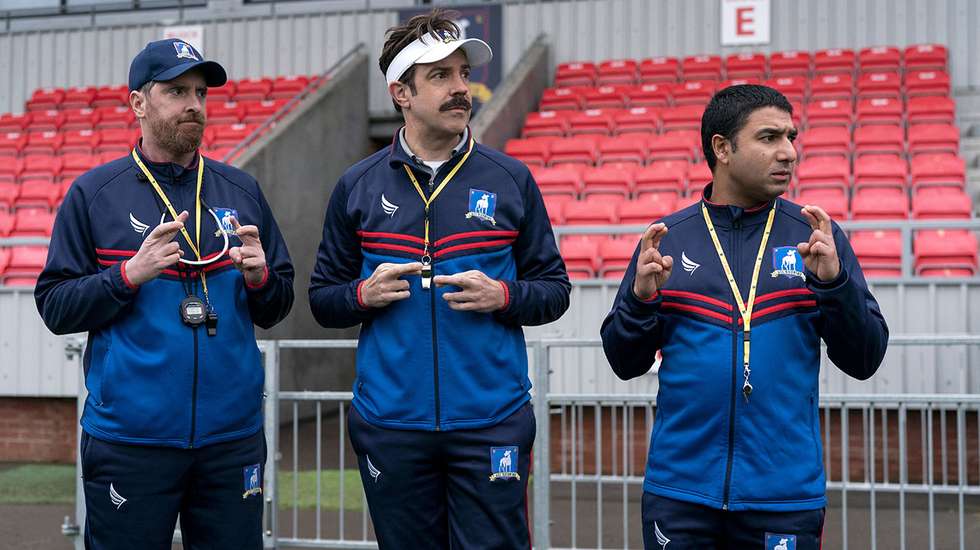 “Ted Lasso” seria uma história impossível na realidade, mas cumpre exatamente aquilo a que se propõe: deixar-nos felizes, mesmo quando perdemos