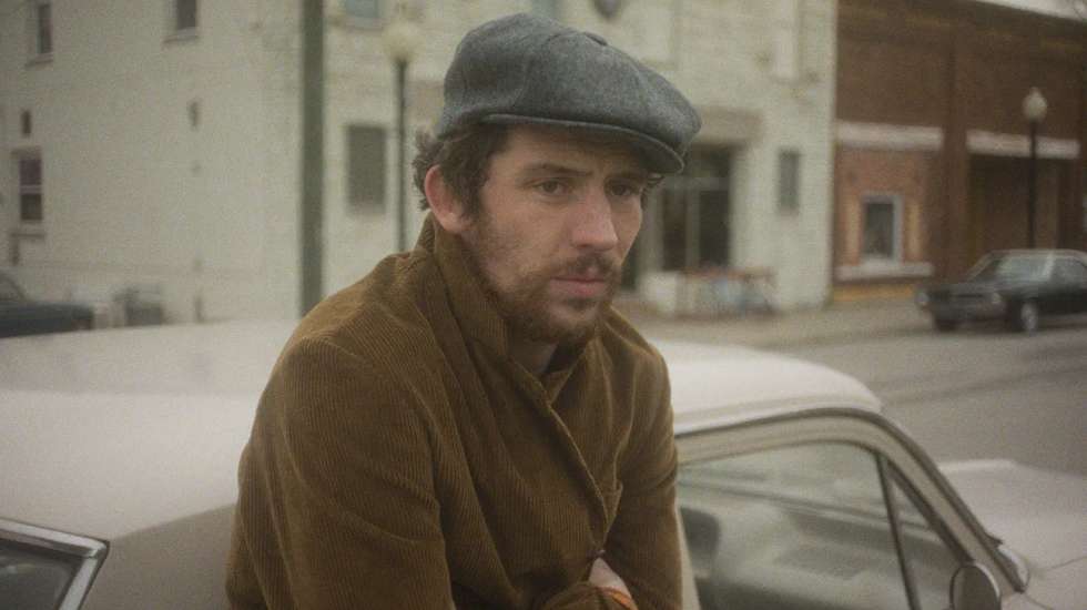 Joshua O'Connor em “The Mastermind”, de Kelly Reichardt