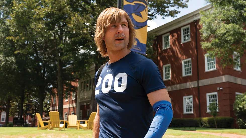 Glen Powell faz maravilhas na pele do "pretty white boy" Russ Holliday e enquanto Chad Powers tem um braço de sonho e é o quarterback que os Catfish desejavam há décadas