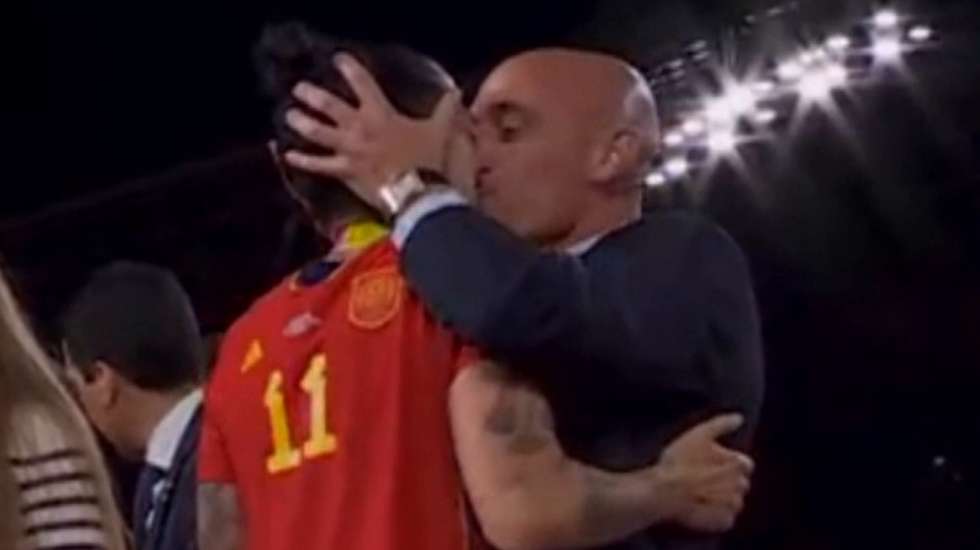 Luis Rubiales trocou um longo abraço com Jenni Hermoso após uma final onde falhou uma grande penalidade e acabou com um beijo na boca que a jogadora assumiu depois não ter gostado