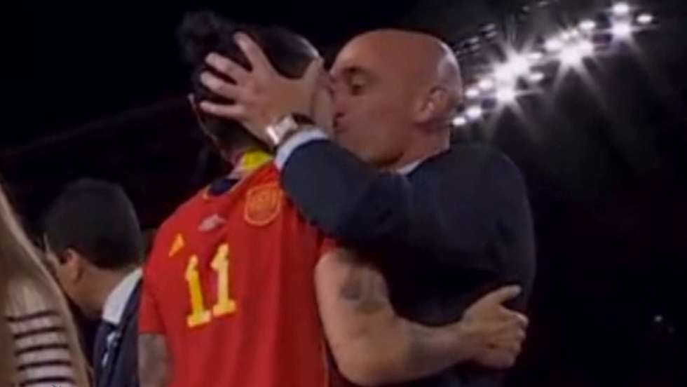 Beijo de Luis Rubiales a Jenni Hermoso na altura da entrega das medalhas de campeãs mundiais é um caso que continua a conhecer novos capítulos com uma cadência quase diária