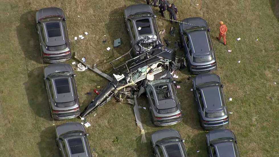 A aeronave caiu num parque de estacionamento de carros elétricos