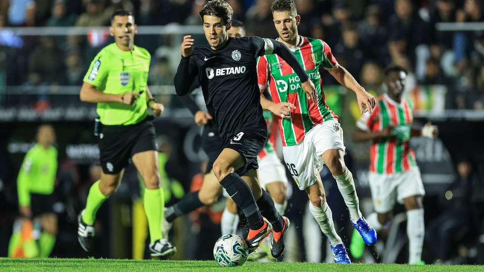 Com Morita a ser poupado, o médio português foi titular no meio-campo leonino
