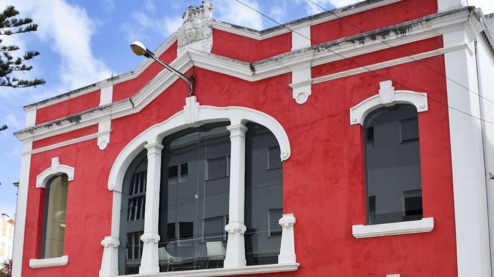 Foi em setembro de 2023 que Guilherme Gomes assumiu a direção artística daquele teatro municipal, para o que se previa ser um mandato de três anos. Entretanto, não é certo que o teatro mantenha um diretor artístico