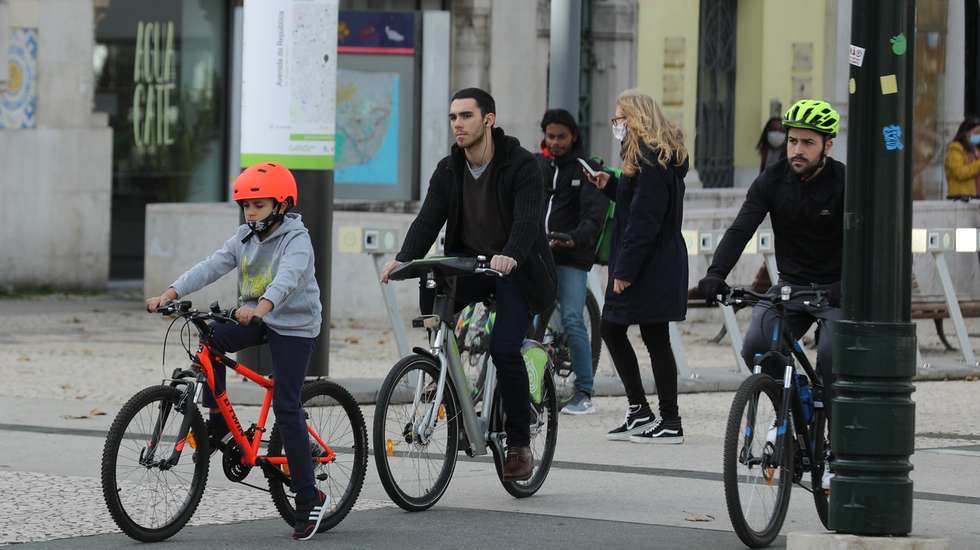 Pessoas passeiam junto ao Saldanha em Lisboa, durante período com medidas de restrição impostas pelo novo confinamento, na sequência da pandemia de Covid-19, 30 de janeiro de 2021. MIGUEL A. LOPES/LUSA