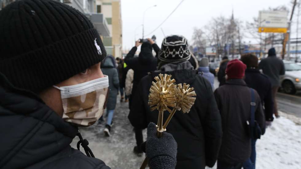 Imagem de um manifestante russo em Moscovo, de piaçaba na mão