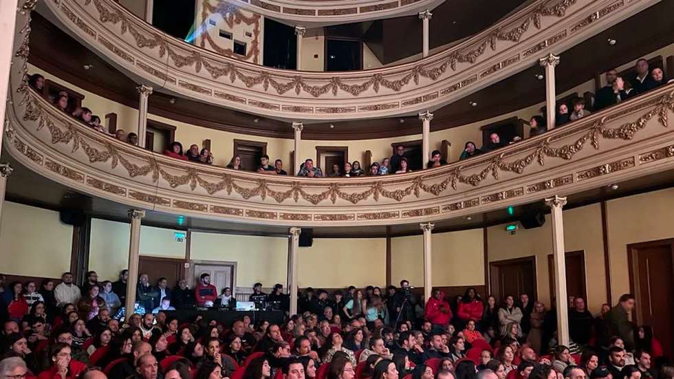 "O cineteatro praticamente tem apenas a sala de espetáculos", afirmou o presidente da câmara, Pedro Mouro, acrescentando que a autarquia decidiu criar espaços de apoio num edifício habitacional anexo.