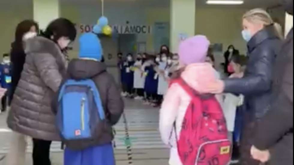 Cerca de 200 novos colegas de escola e todos os funcionários da escola receberam os dois alunos na segunda-feira
