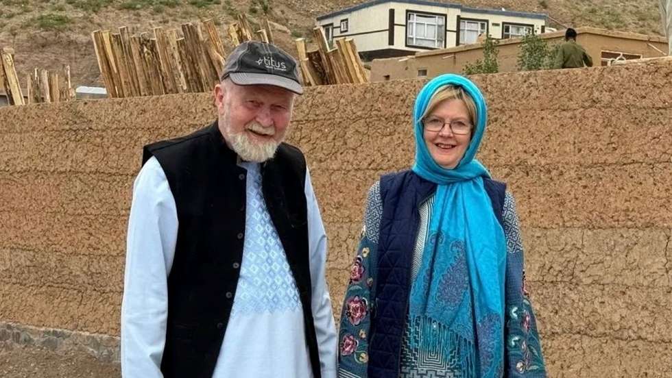Peter, com 79 anos, tem problemas de saúde e foi espancado quando o detiveram no avião. Barbie foi a primeira mulher a ser autorizada pelos talibãs a ensinar, incluindo homens