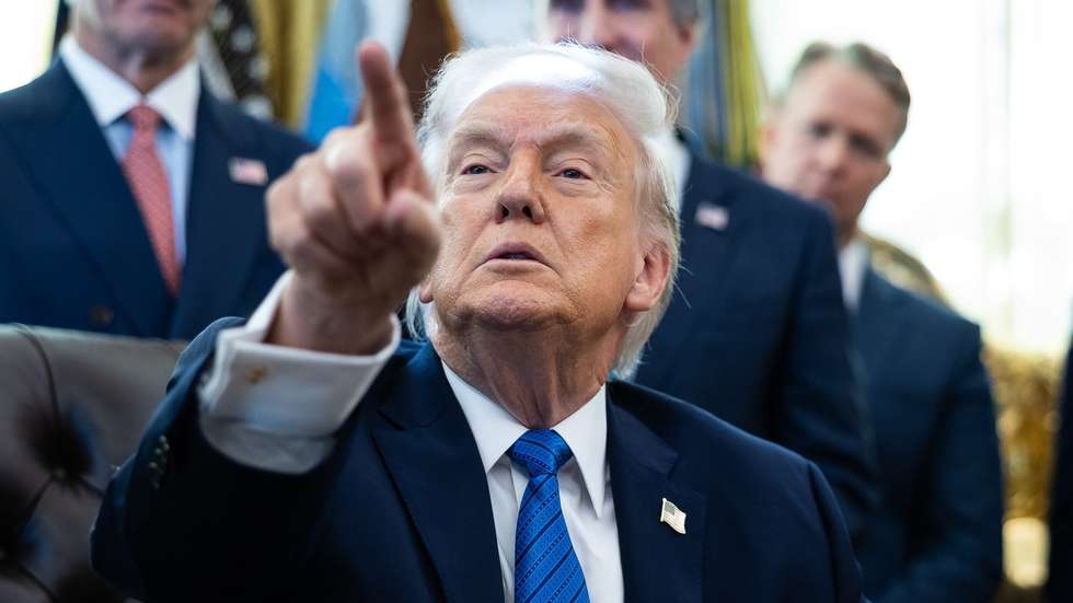 epaselect epa12693236 US President Donald Trump signs executive orders in the Oval Office at the White House, Washington, DC, USA, 30 January 2026.  EPA/FRANCIS CHUNG / POOL